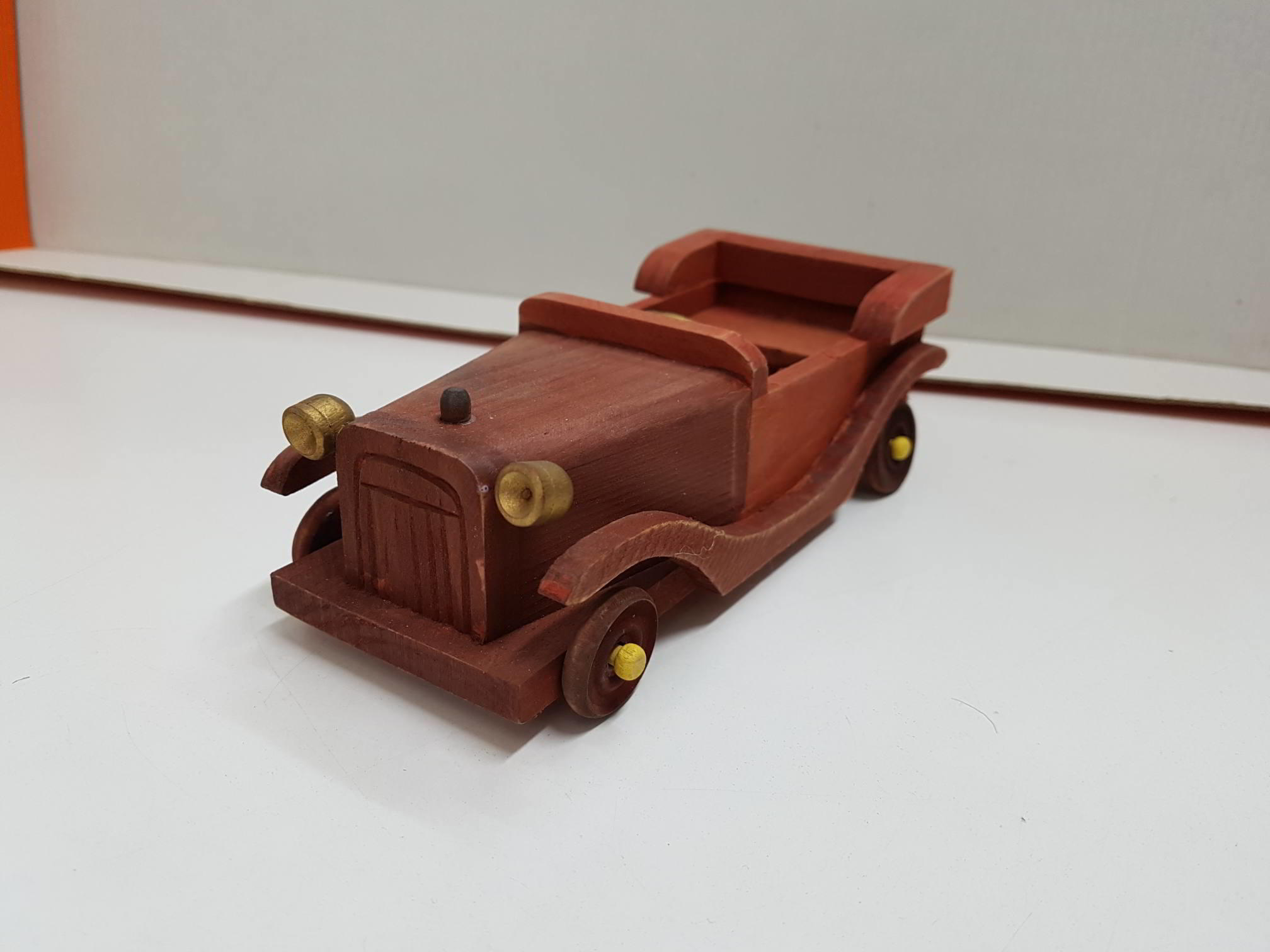 Figura: Coche antiguo de madera