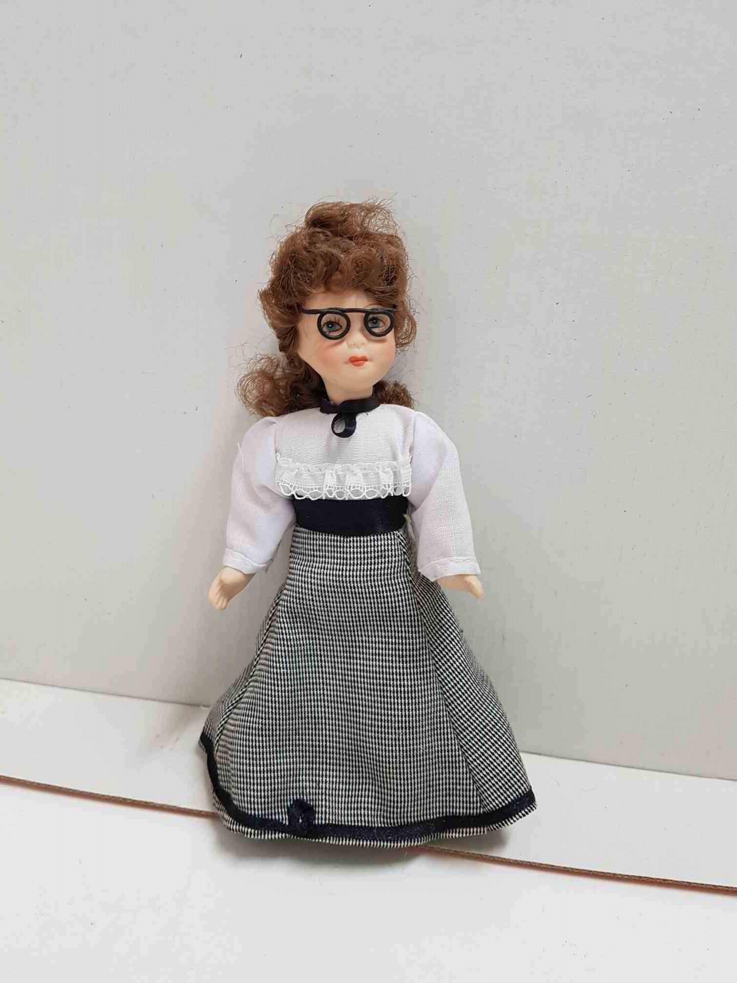 Figura de muñeca de porcelana años 80: lleva gafas y vestido negro y blanco