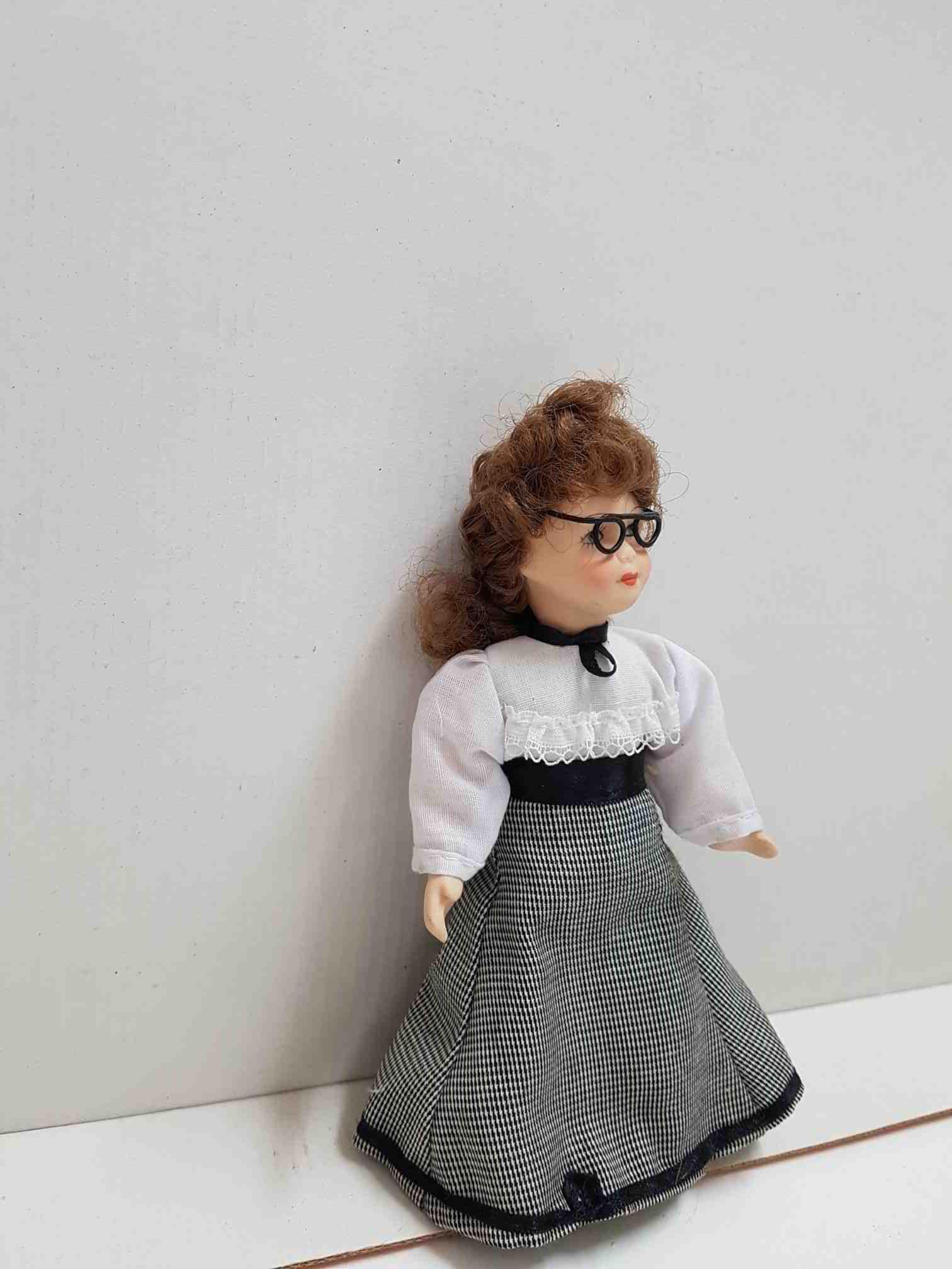 Figura de muñeca de porcelana años 80: lleva gafas y vestido negro y blanco