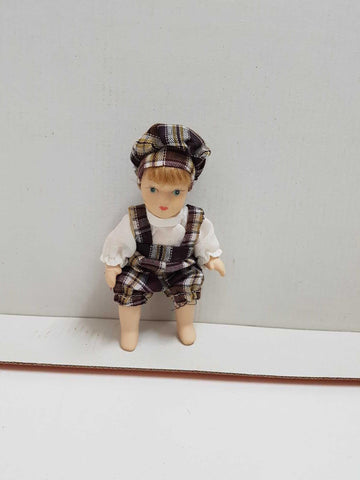 Figura de muñeca de porcelana años 80: Niña pequeña con pantalones de tirantes y gorro