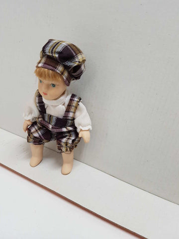 Figura de muñeca de porcelana años 80: Niña pequeña con pantalones de tirantes y gorro