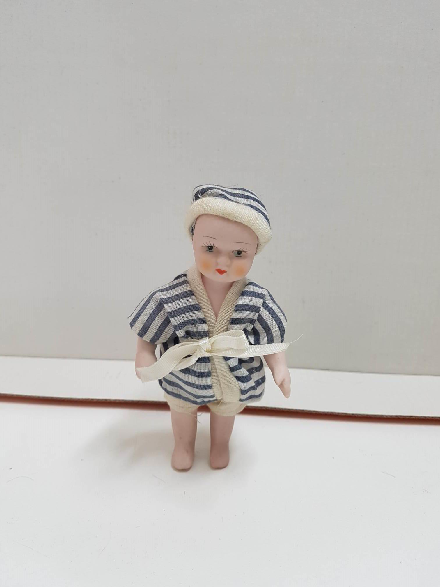 Figura de muñeca de porcelana años 80: Niña con ropa de dormir a rayas horizontales