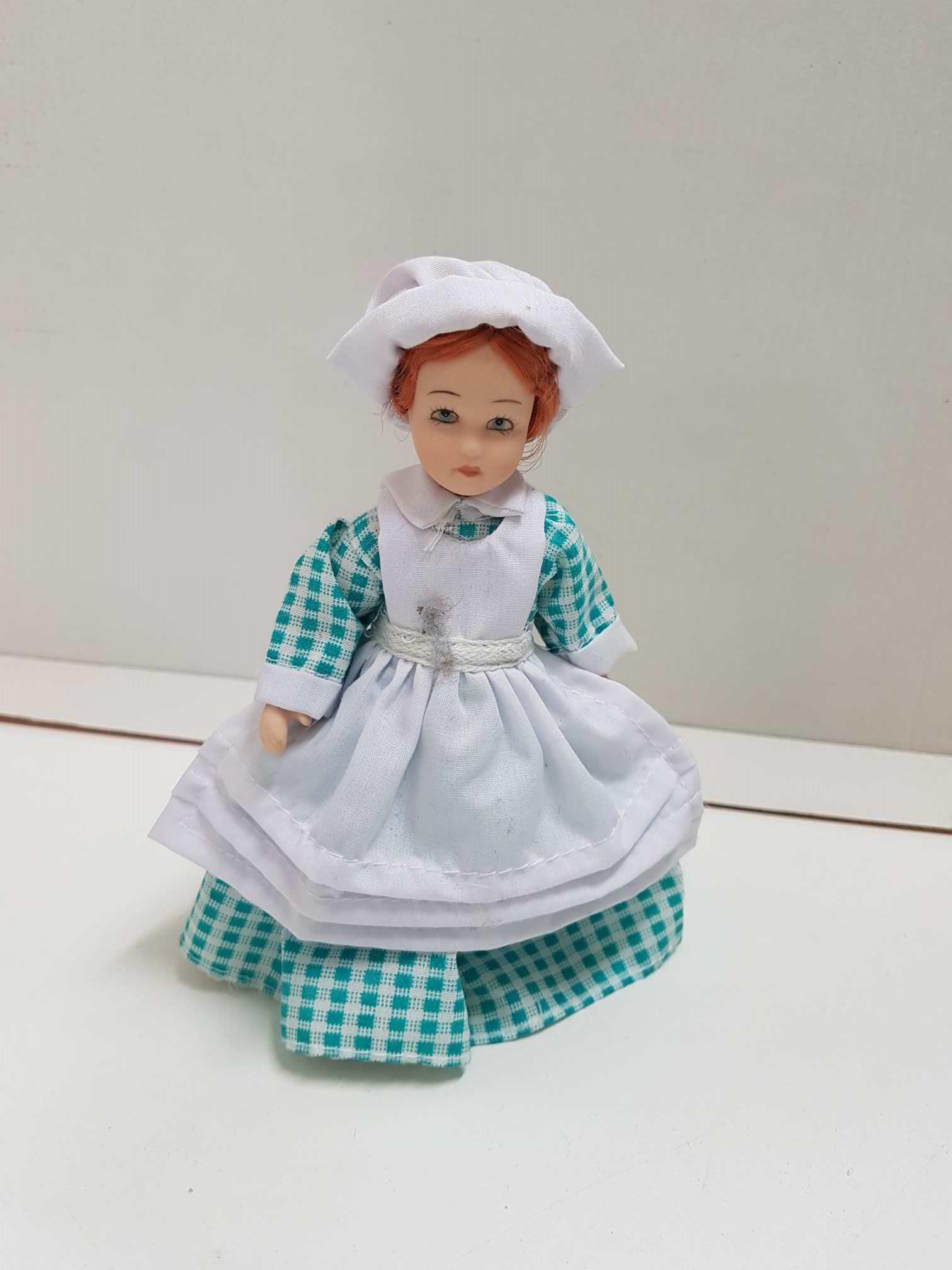 Figura de muñeca de porcelana años 80: delantal y gorros blancos, vestido a cuadros