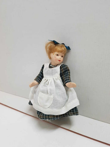 Figura de muñeca de porcelana años 80: niña con lazo en la cabeza, delantal y vestido a cuadros