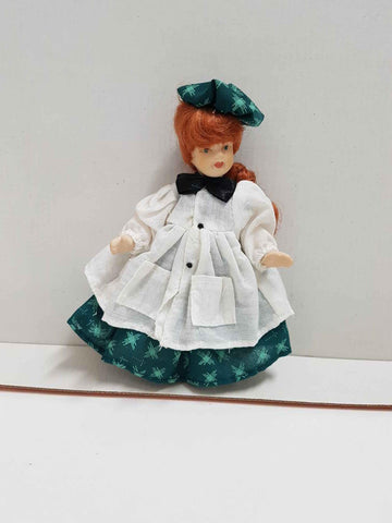 Figura de muñeca de porcelana años 80: con vestido y gorros verdes y una bata blanca con lazo en el cuello