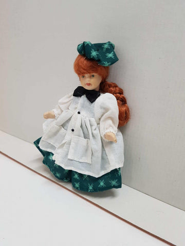 Figura de muñeca de porcelana años 80: con vestido y gorros verdes y una bata blanca con lazo en el cuello