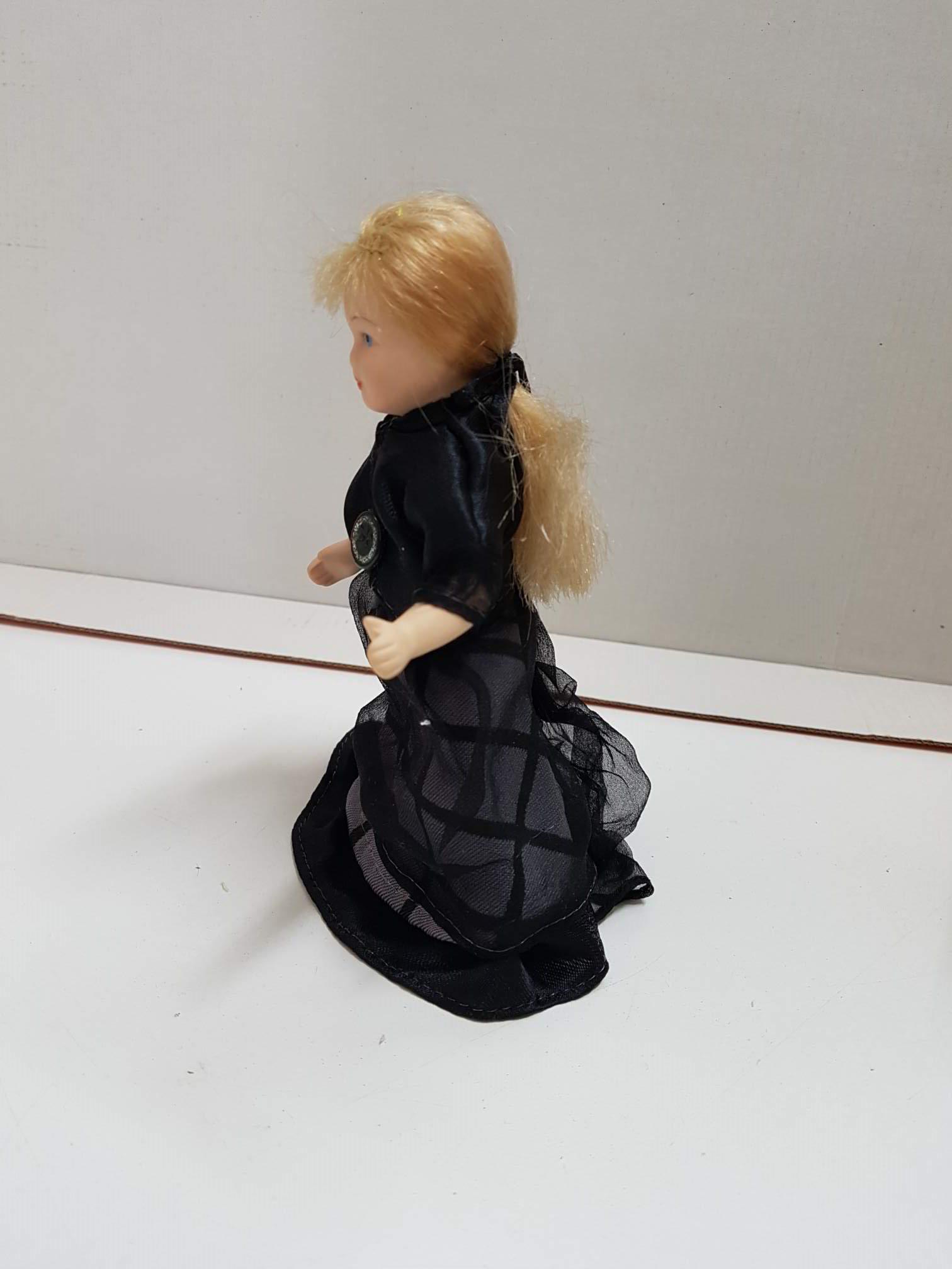 Figura de muñeca de porcelana años 80: Rubia con una cinta de pelo y vestida toda de negro