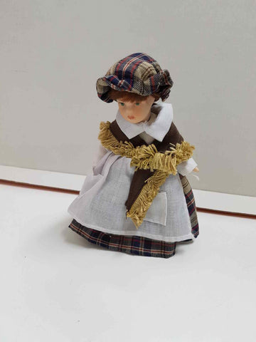 Brazos y piernas articuladas. Figura de muñeca de porcelana años 80: Con vestido a cuadros, chal y delantal. Gorro a juego con el vestido