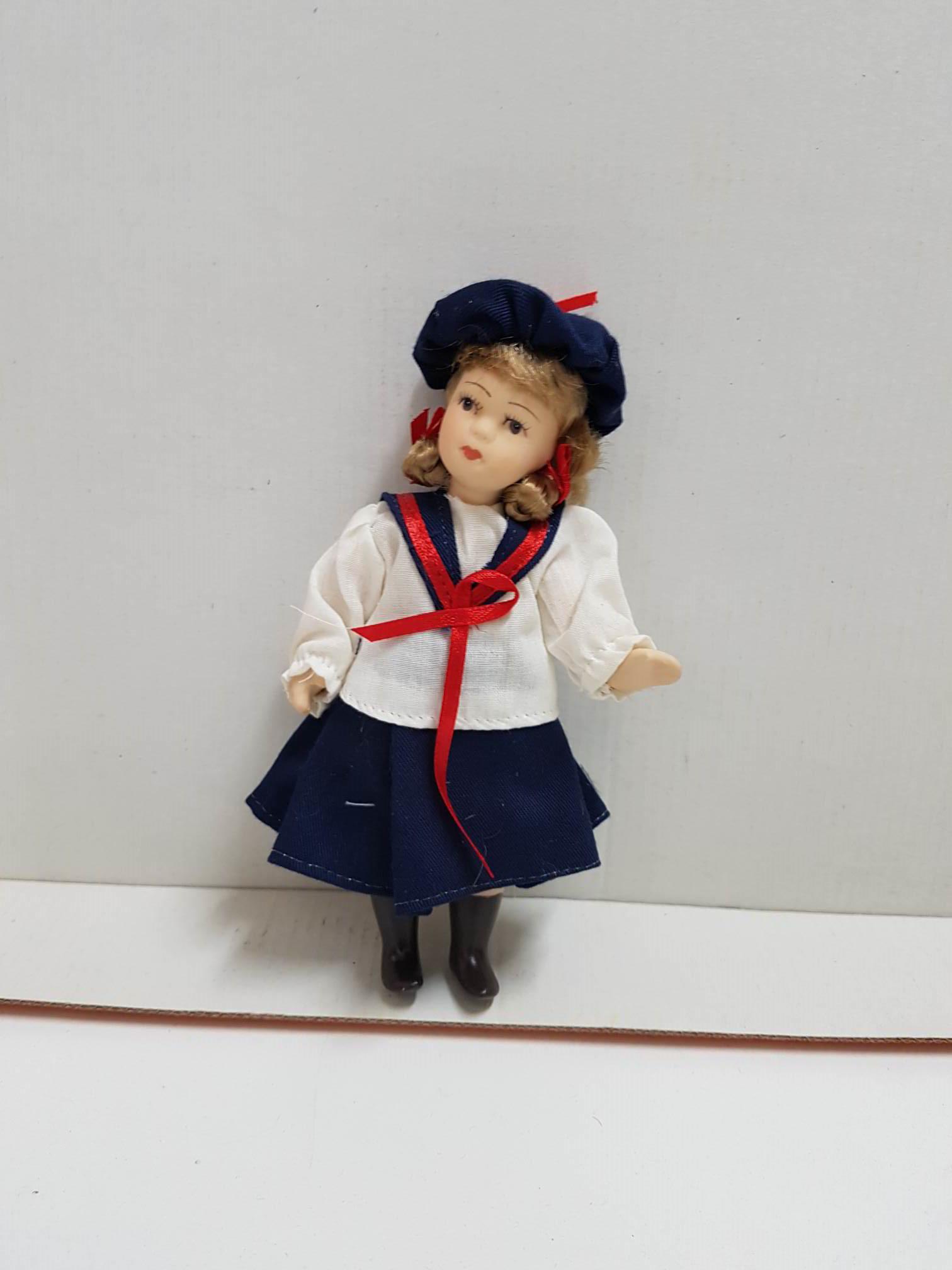 Figura de muñeca de porcelana años 80: Niña con uniforme escolar y lazo rojo