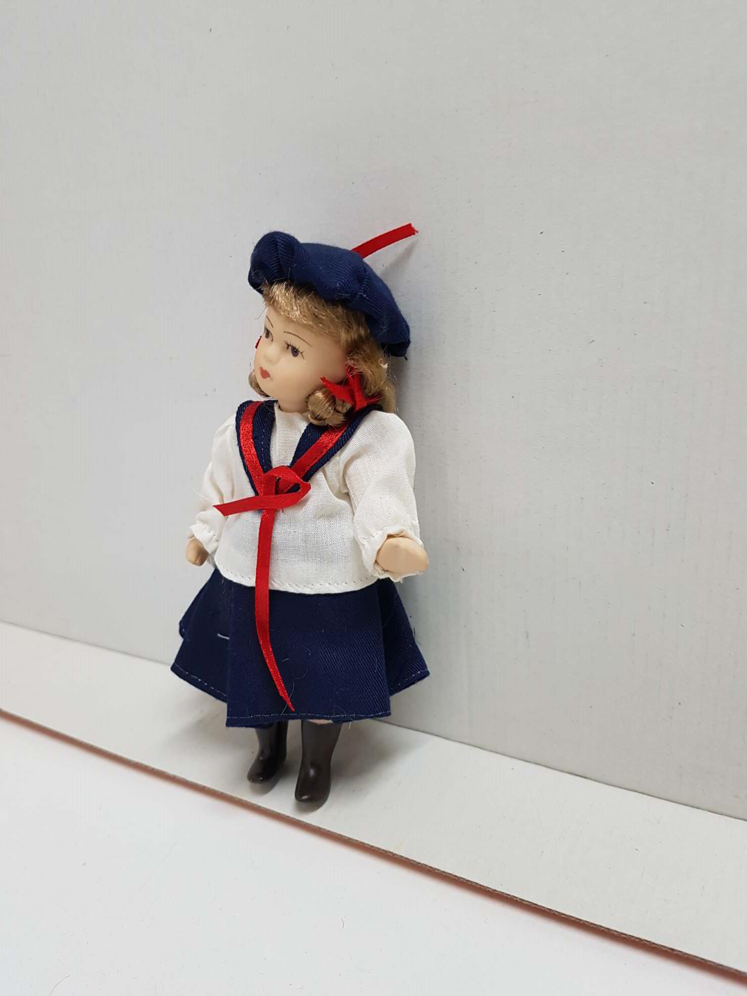 Figura de muñeca de porcelana años 80: Niña con uniforme escolar y lazo rojo