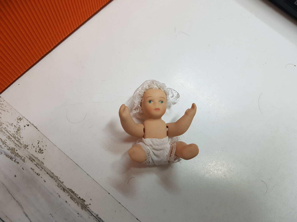 Figura de muñeca de porcelana años 80: Bebe con pañales y gorros blancos