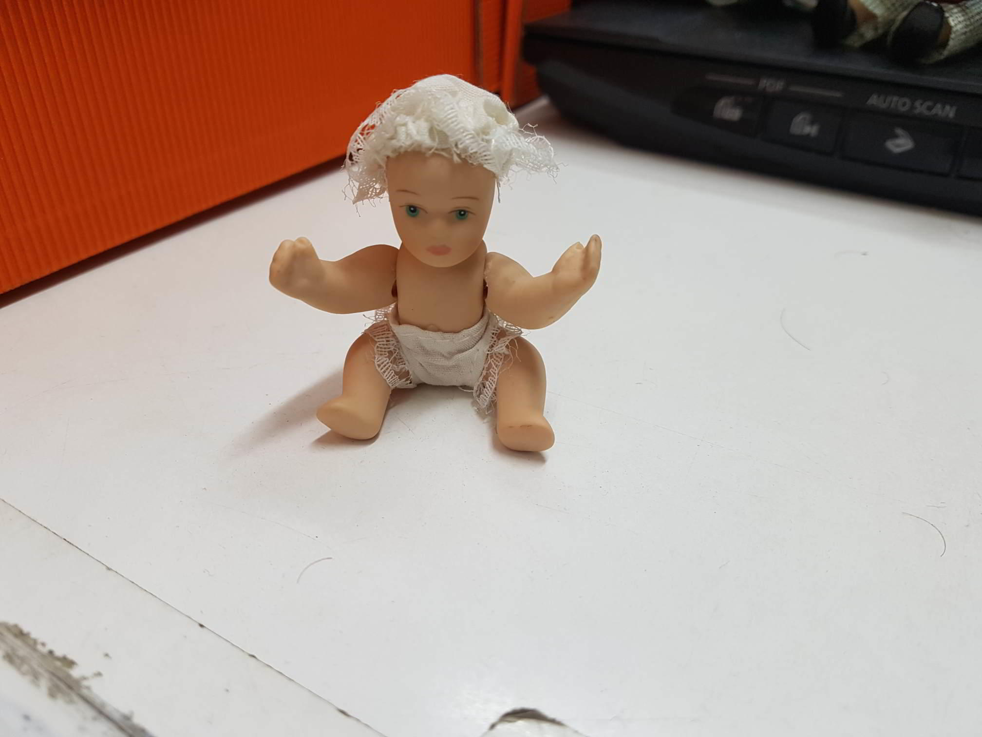 Figura de muñeca de porcelana años 80: Bebe con pañales y gorros blancos