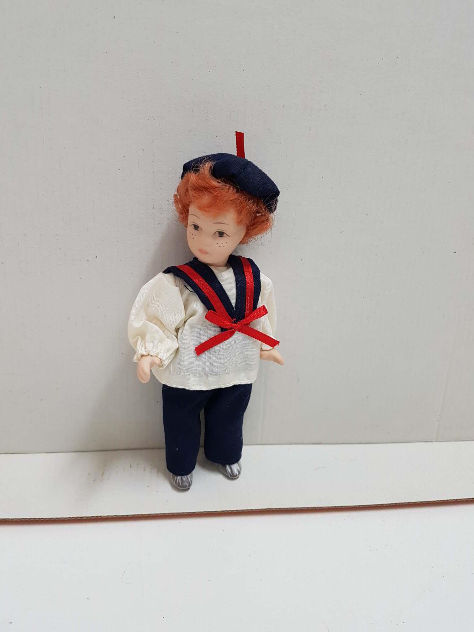 Figura de muñeca de porcelana años 80: Niño con uniforme escolar y lazo rojo