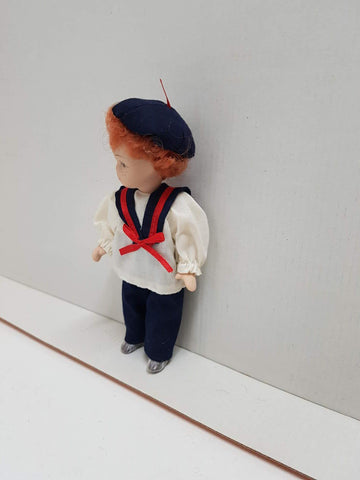 Figura de muñeca de porcelana años 80: Niño con uniforme escolar y lazo rojo