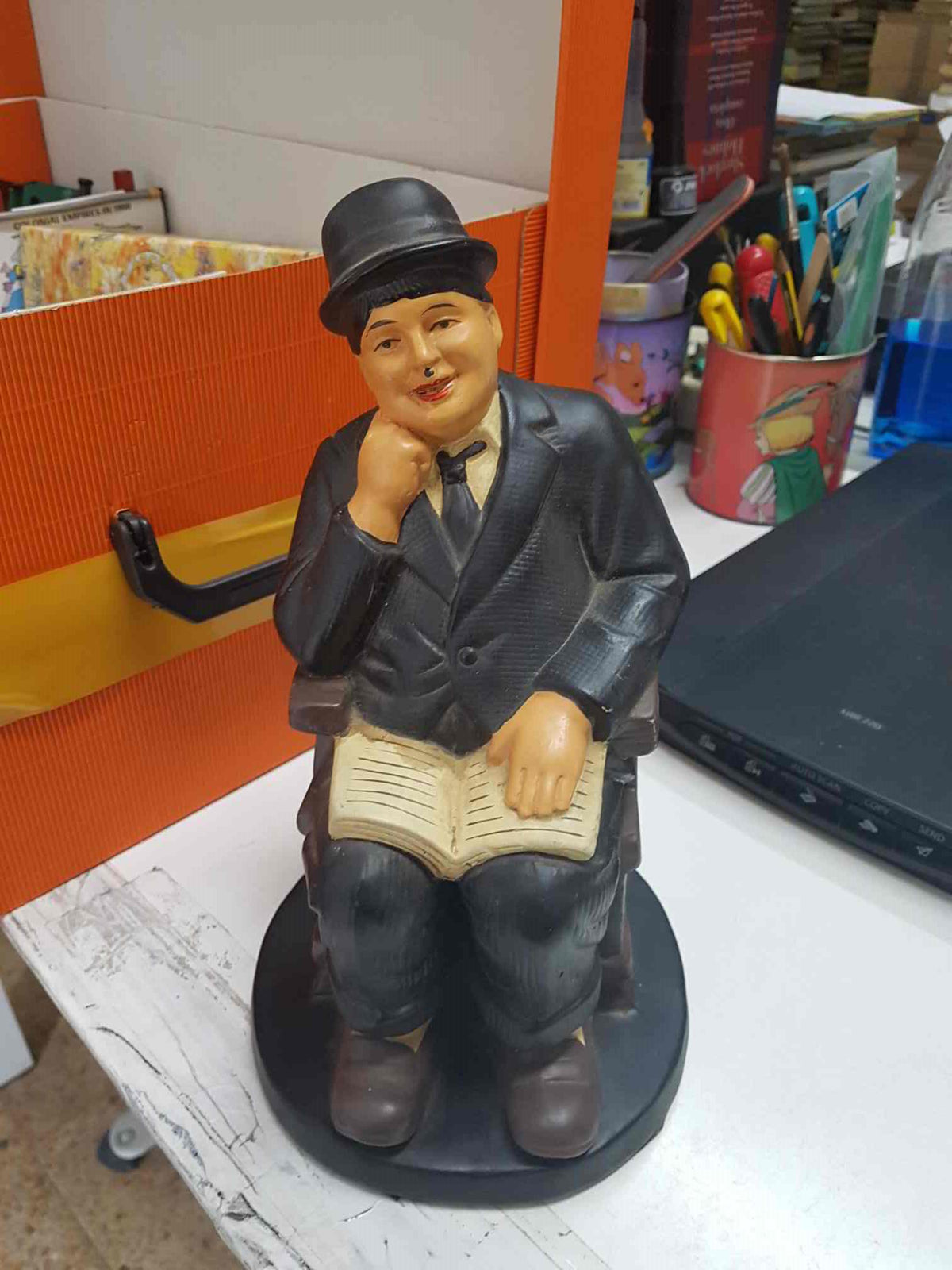 Figura: El Gordo sentado con un libro. 26 cm