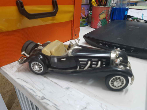 Figura: Maqueta coche Burago Mercedes Benz 500 K Roadster 1936. Le falta la parte superior del parabrisas 