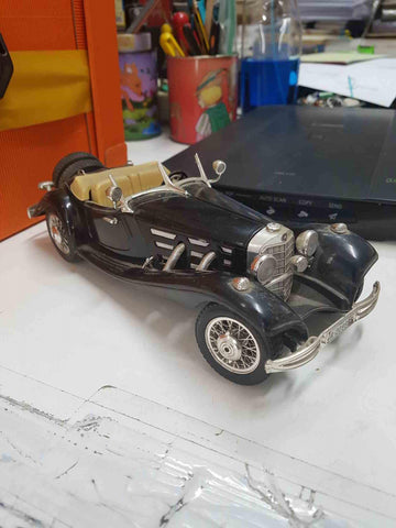 Figura: Maqueta coche Burago Mercedes Benz 500 K Roadster 1936. Le falta la parte superior del parabrisas 