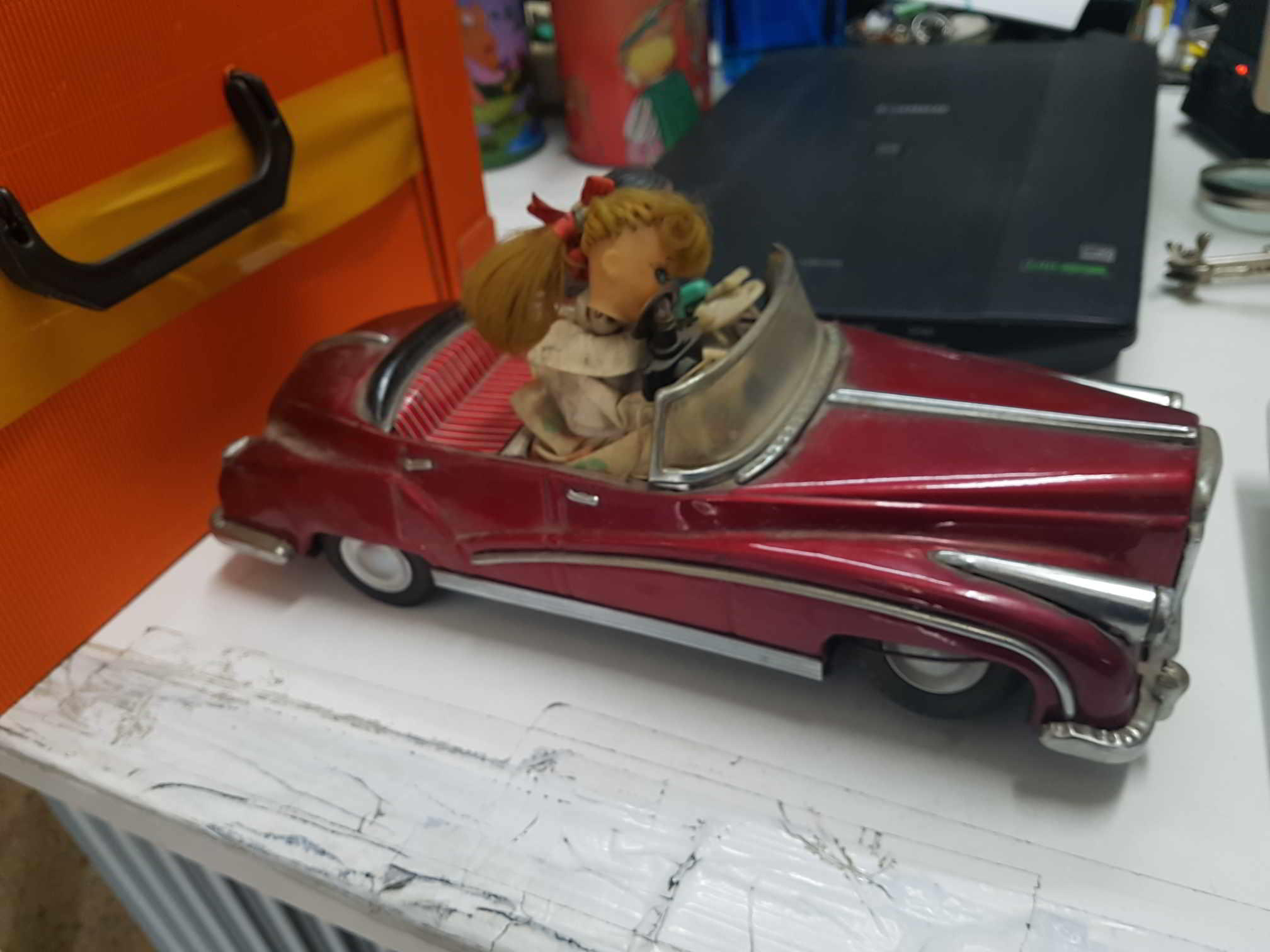 Figura: La copiloto tiene el cuello roto. Maqueta coche, BENTLEY S2 1961