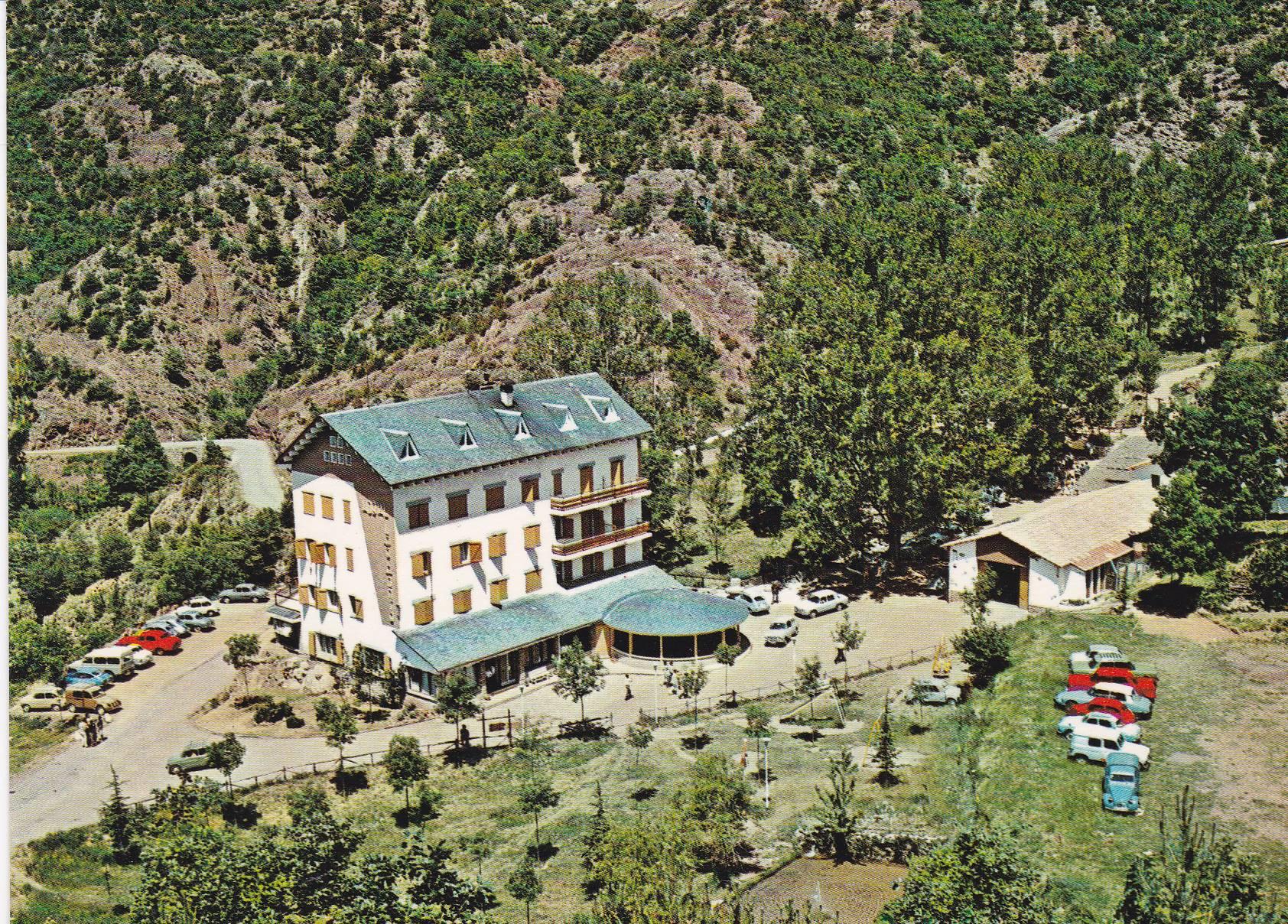 POSTAL 18629: CASTELLAR DE N HUG: HOSTAL LES FONTS