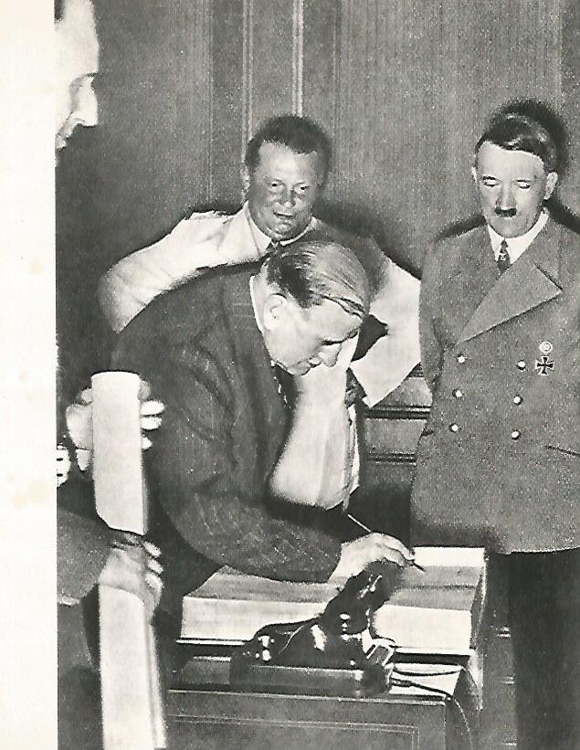 LAMINA 10001: Daladier firmando el acuerdo de Munich de 1938