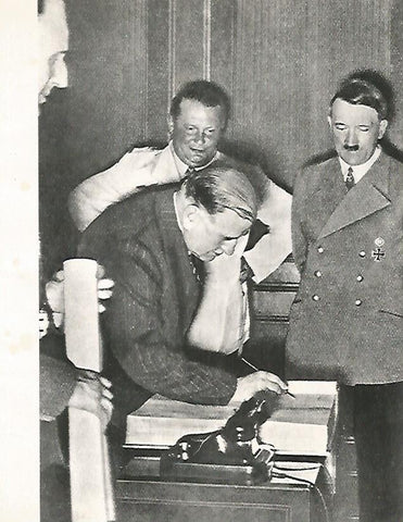 LAMINA 10001: Daladier firmando el acuerdo de Munich de 1938