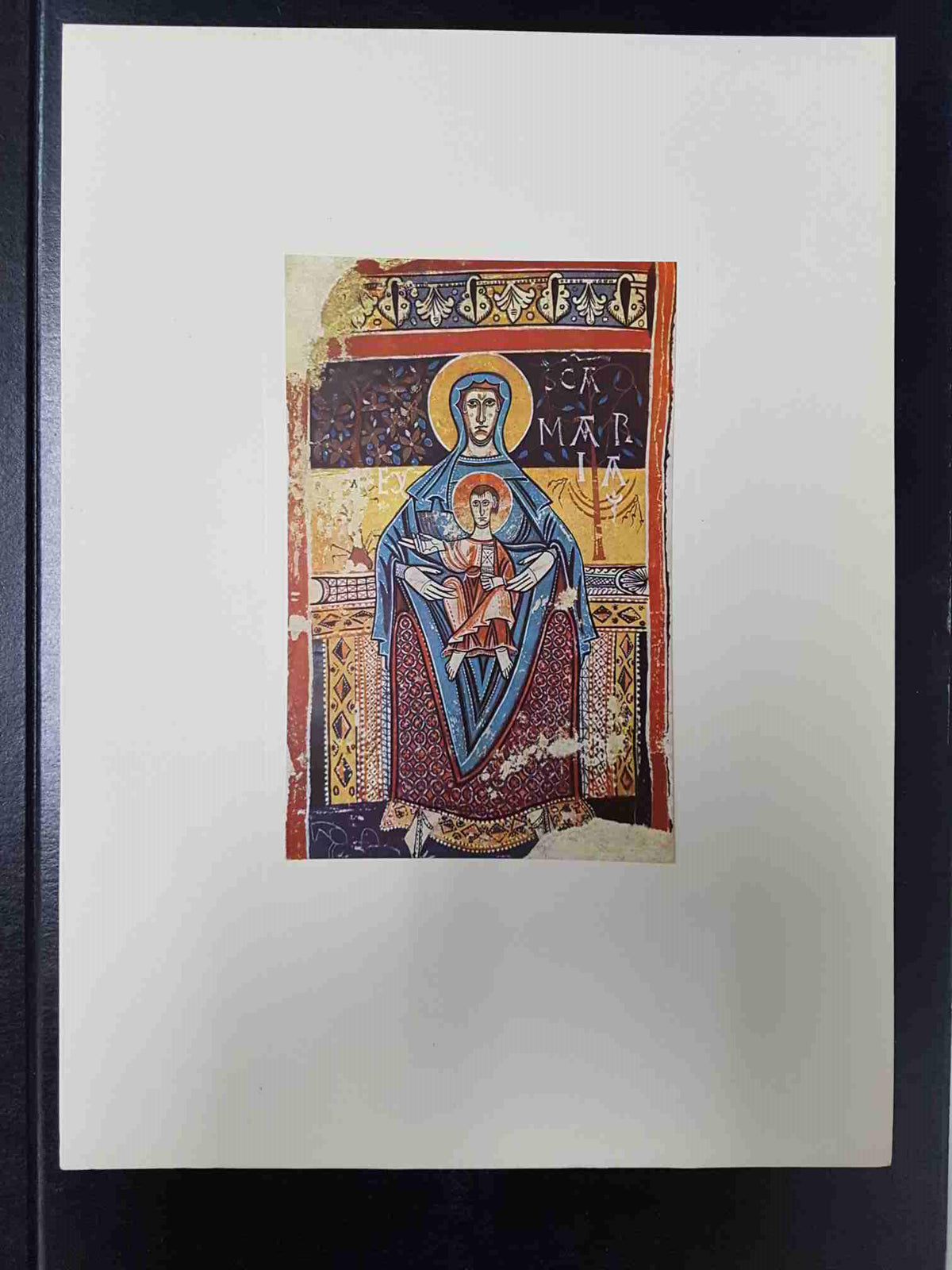 Lamina  Pintura mural del siglo XII:  Virgen con Niño Jesus, iglesia Santa Maria de Sorpe, museo de arte de Barcelona