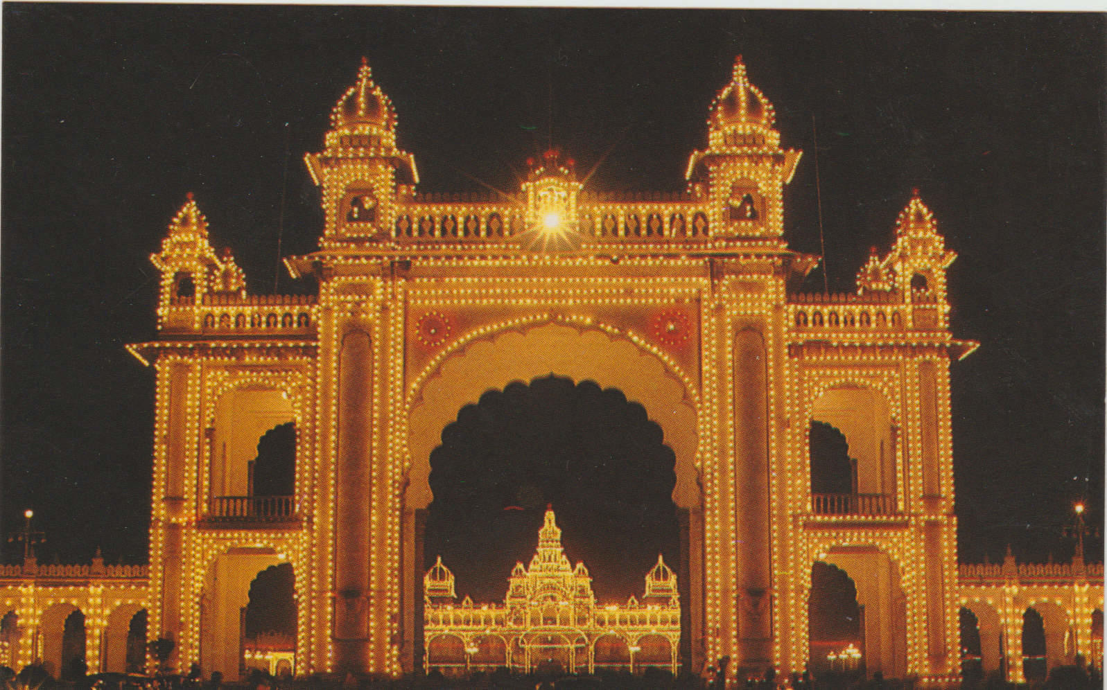 POSTAL 62504 : Entrada principal del palacio ded Maharaja. Mysore. India