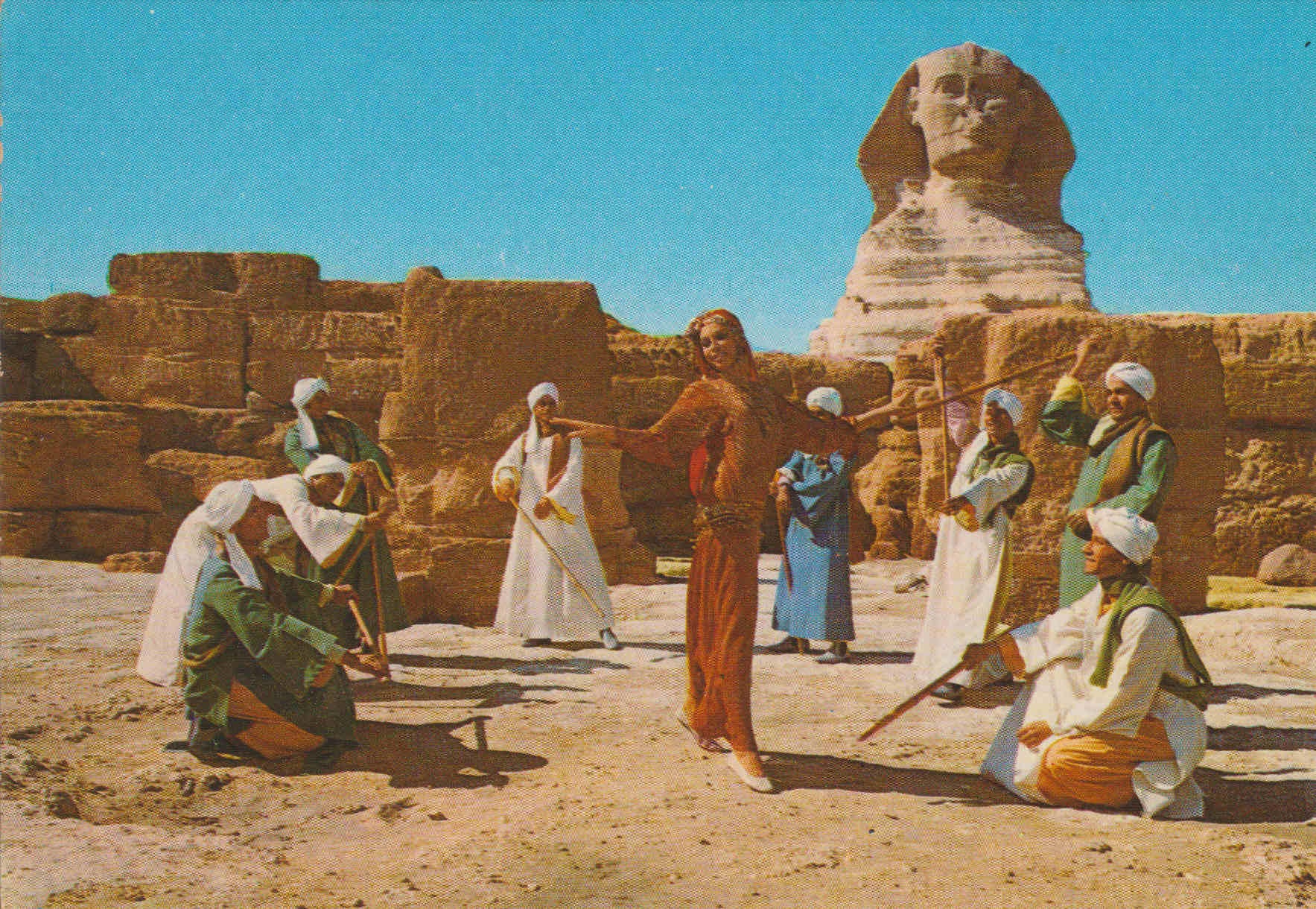 POSTAL 62561 : Reda Troup enfrente de las Piramides. Egipto