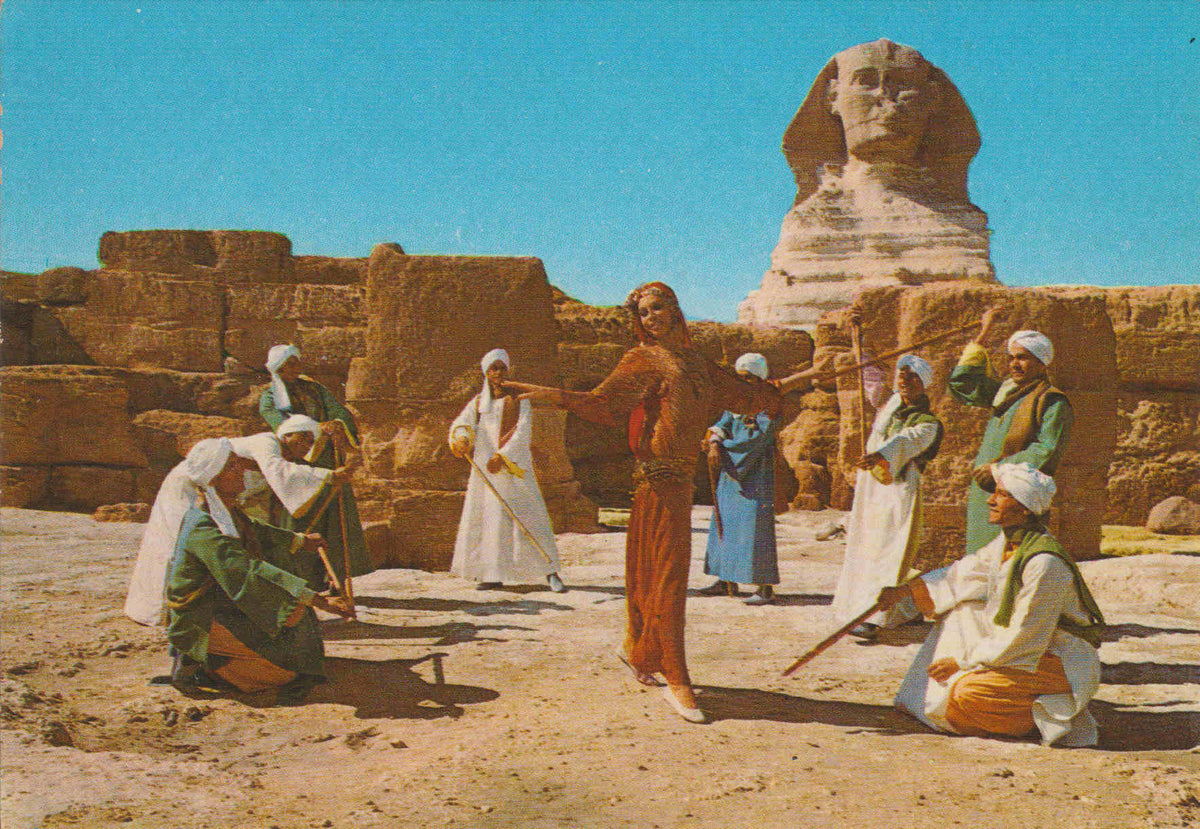 POSTAL 62561 : Reda Troup enfrente de las Piramides. Egipto