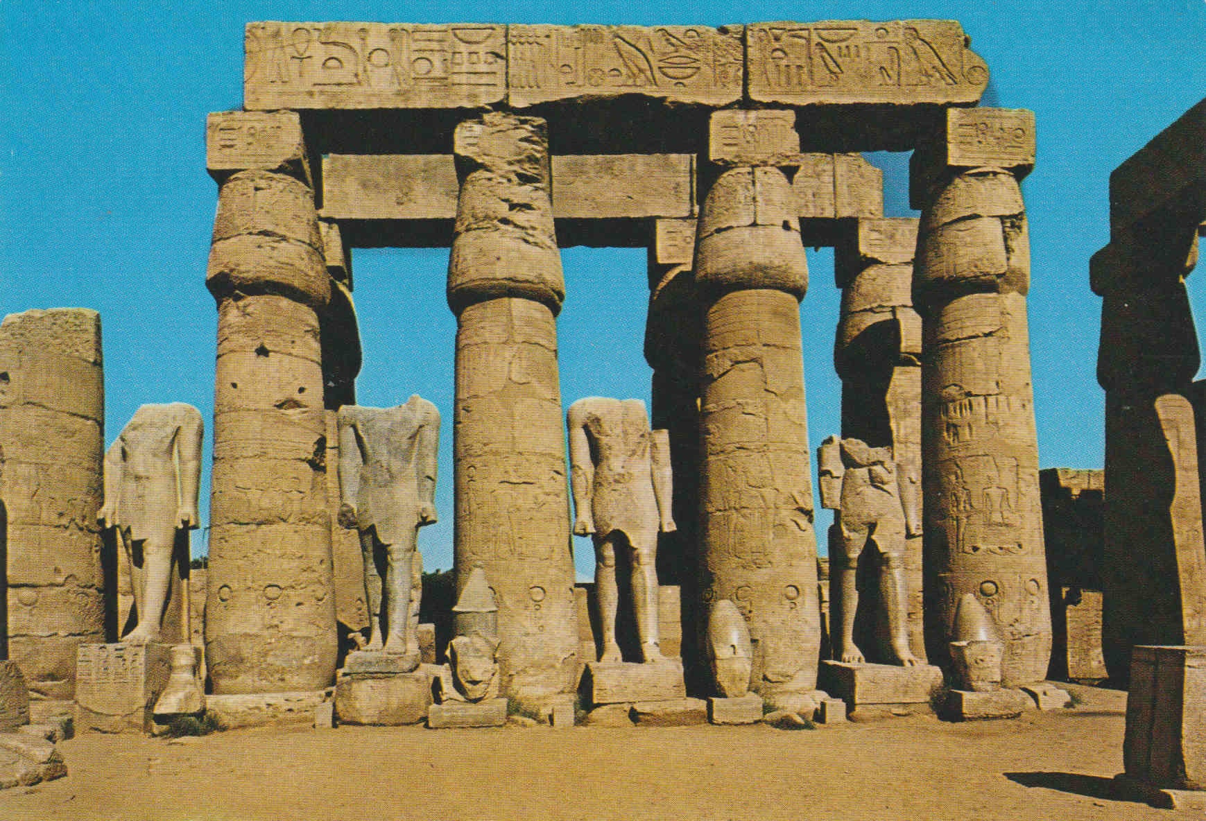 POSTAL 62573 : Estatuas de Ramses II en la plataforma del templo de Luxor