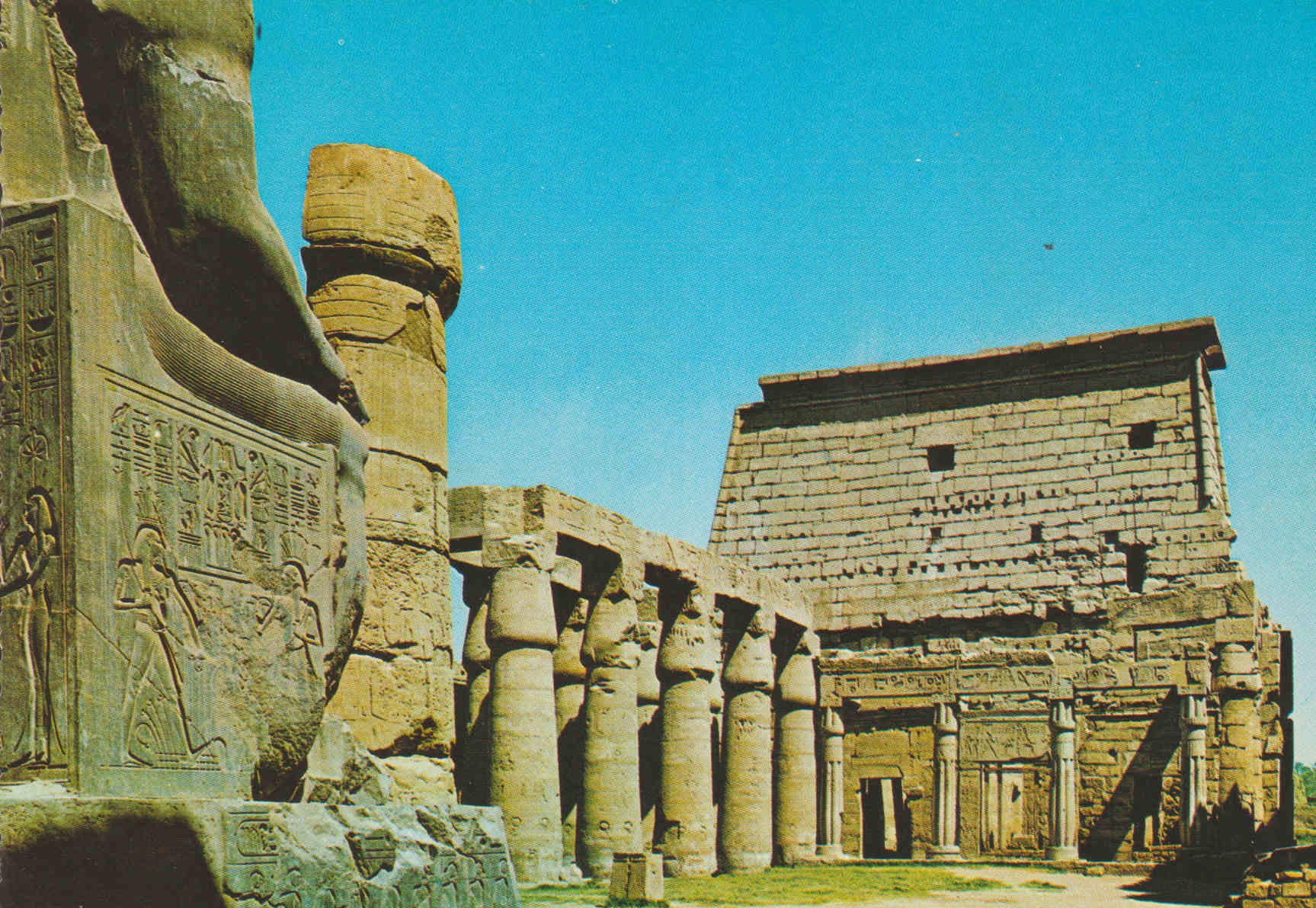 POSTAL 62583 : Explanada de Ramses II con pilon en el templo de Luxor. El cairo. Egipto