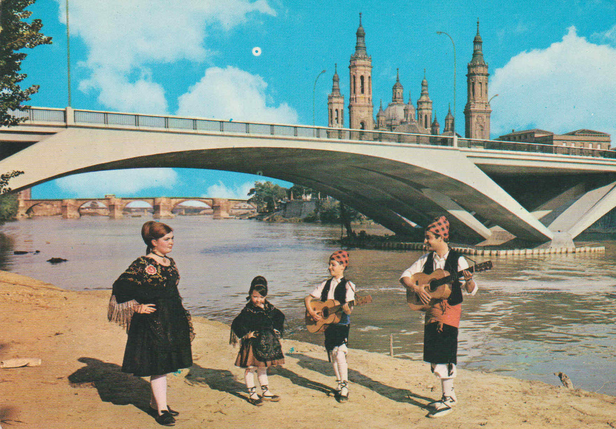 POSTAL 62751 : Zaragoza. Grupo tipico y Rio Ebro. España