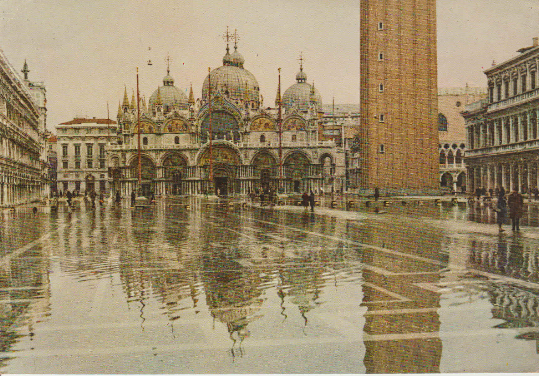 POSTAL 62837 : Venecia. Plaza de St. Marc junto a una grande torre. Italia