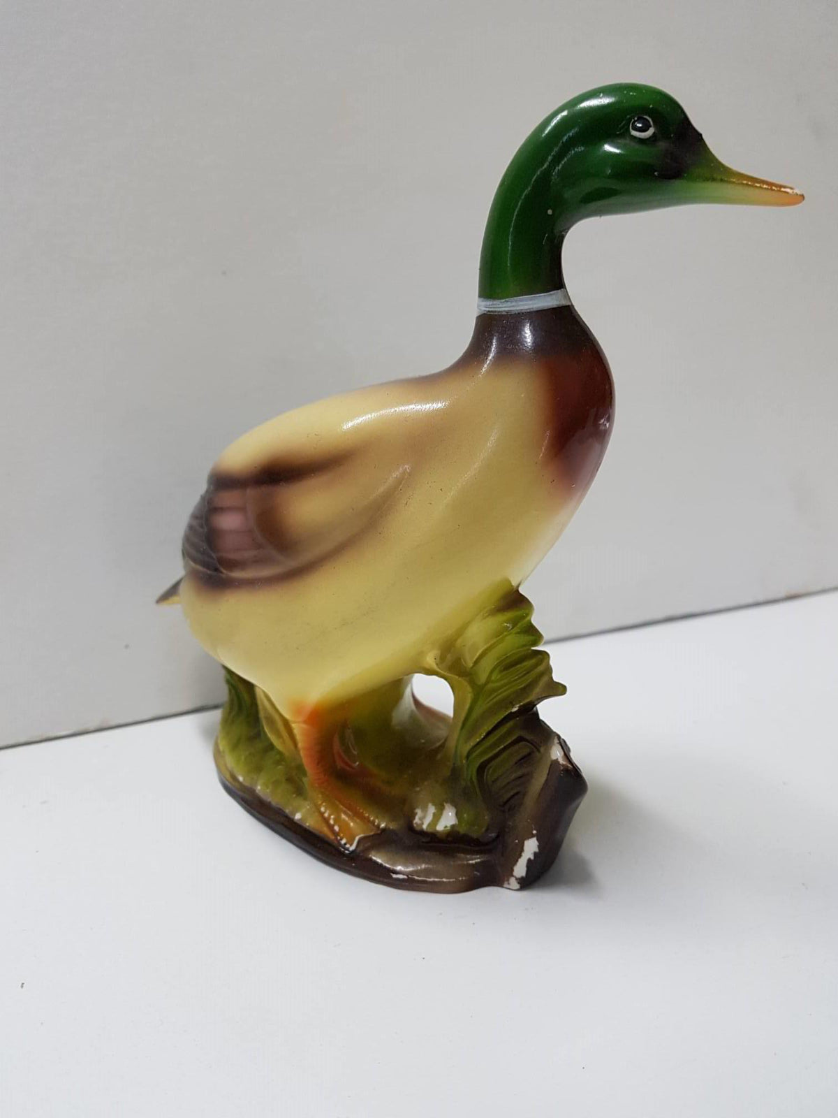 Figura de pato con la cabeza verde