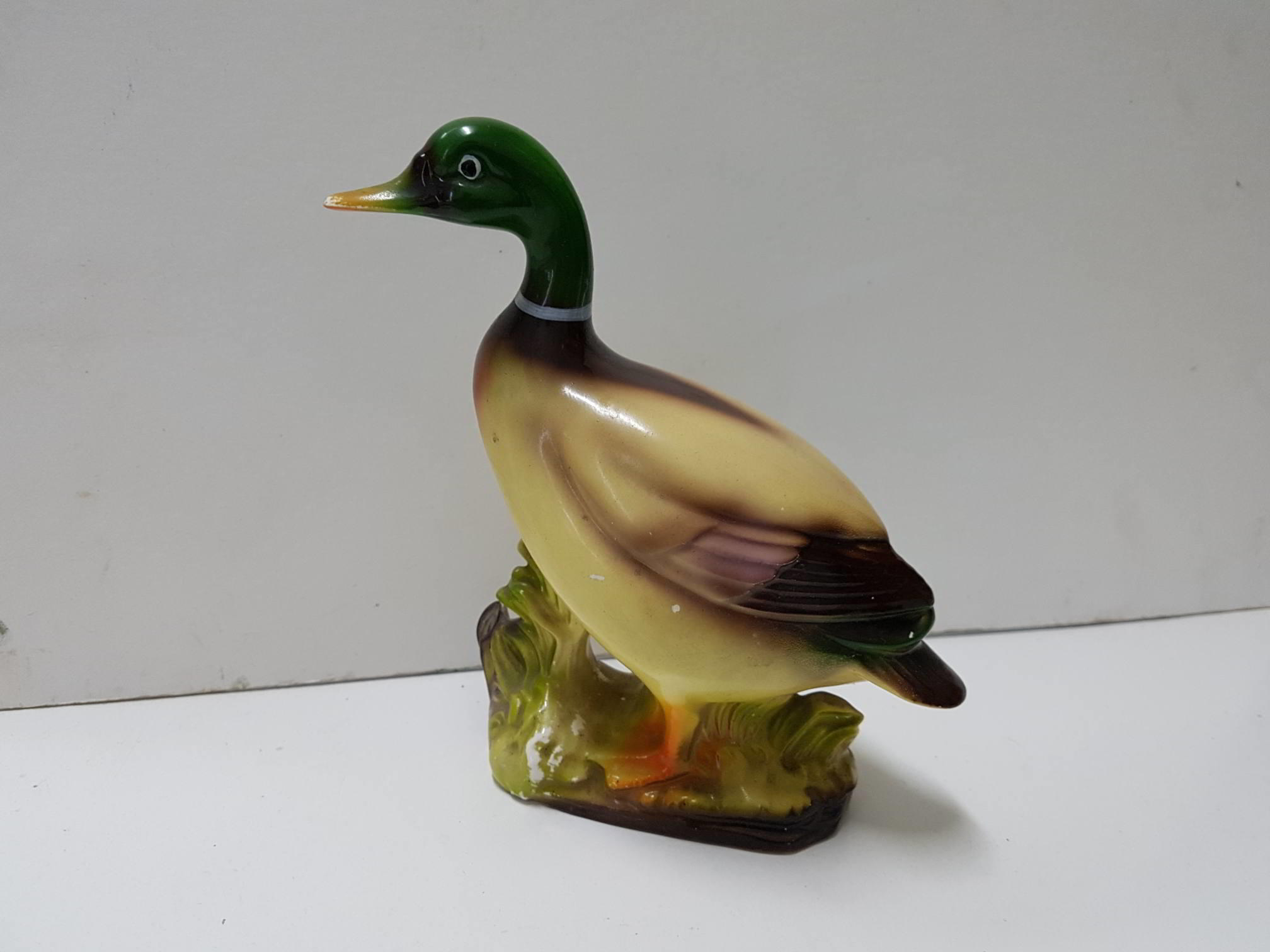 Figura de pato con la cabeza verde