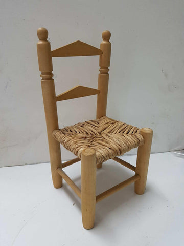 Figura de Silla clasica de madera y mimbre