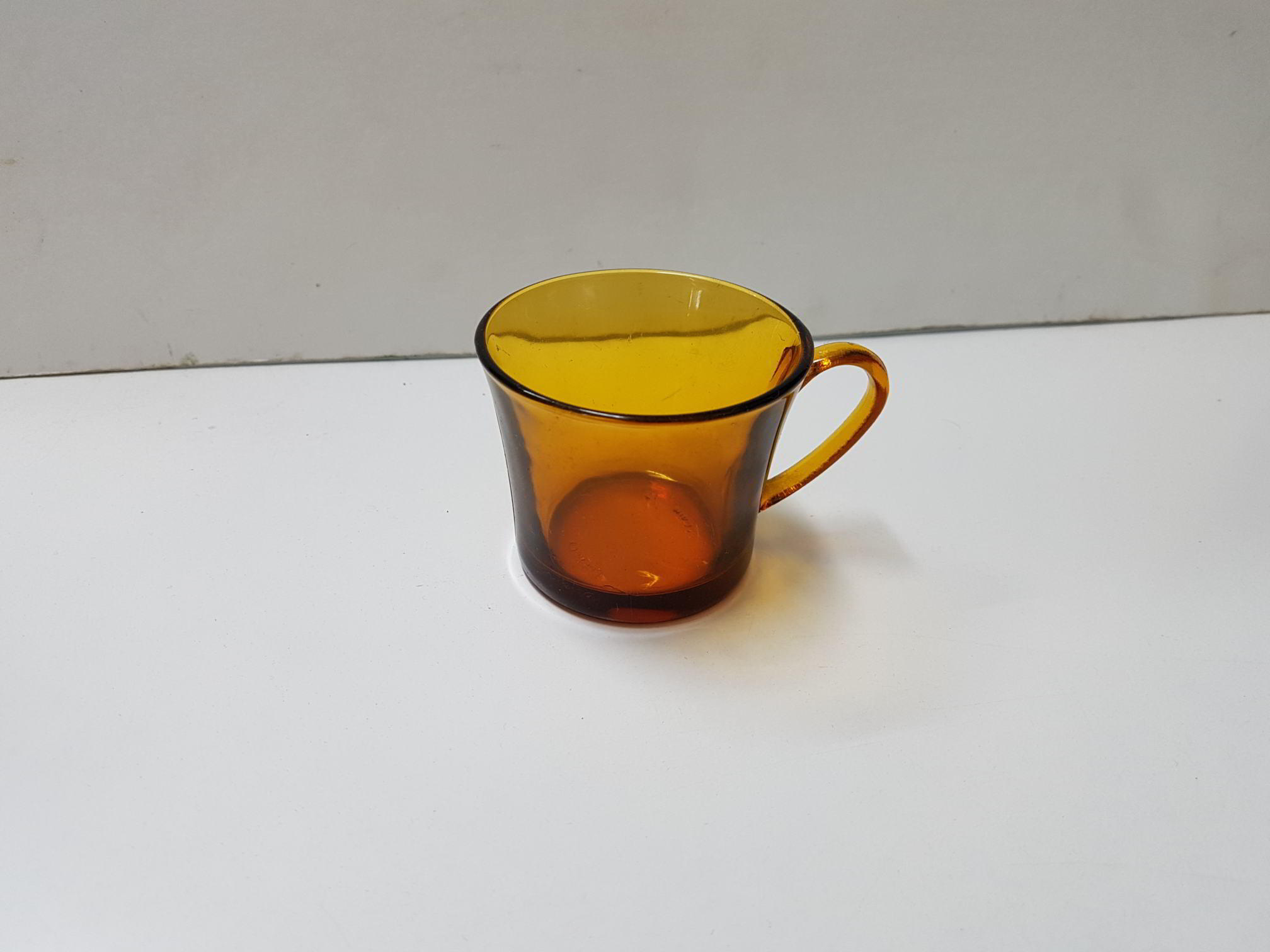 Vaso o taza de cristal color naranja con asa