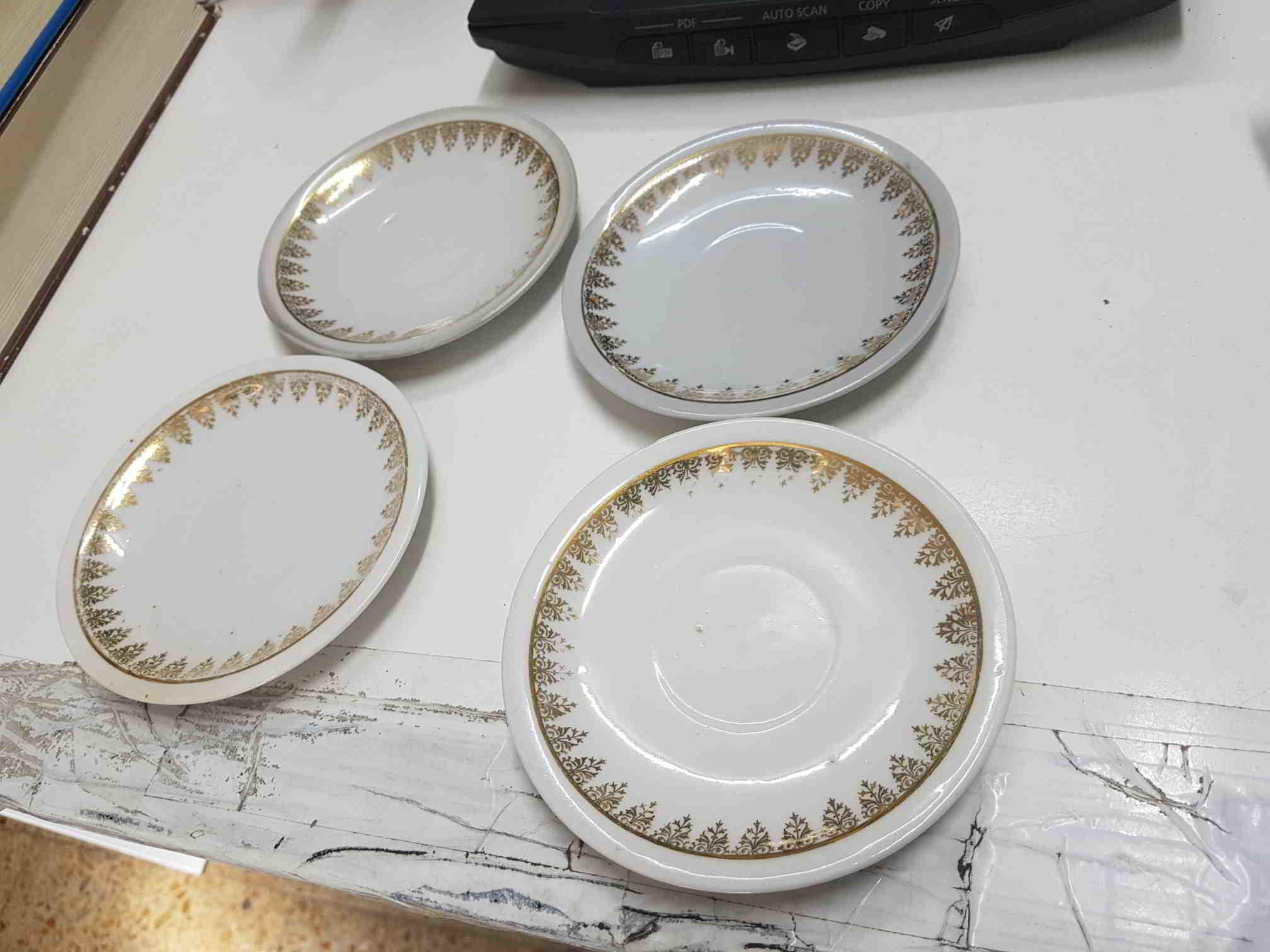 Juego de 4 platos para taza de ceramica, color blanco y dorado