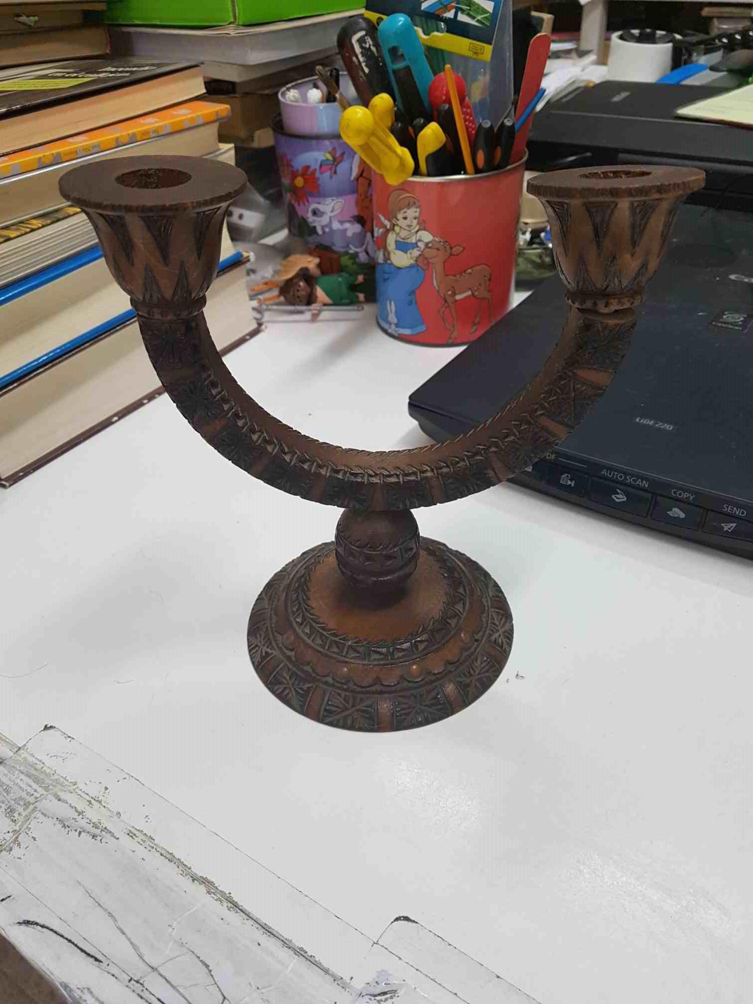 Candelabro de madera, uno de los extremos esta suelto, habria que pegarlo con cola u otro tipo de reparacion