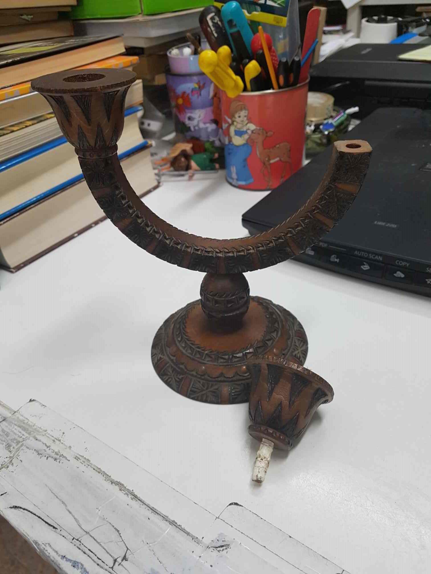 Candelabro de madera, uno de los extremos esta suelto, habria que pegarlo con cola u otro tipo de reparacion