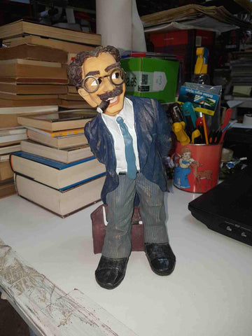 Figura-hucha de Groucho de un material tipo escayola, la ranura esta en la espalda y una tapa de goma en la base, debajo de la cartera 