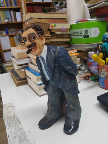 Figura-hucha de Groucho de un material tipo escayola, la ranura esta en la espalda y una tapa de goma en la base, debajo de la cartera 