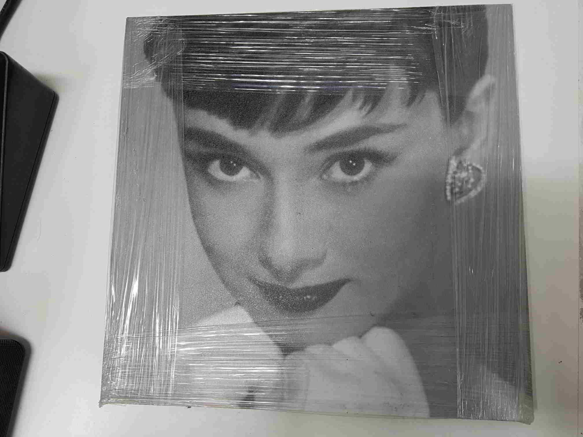 Cuadro de madera: con foto en blanco y negro de Audrey Hepburn