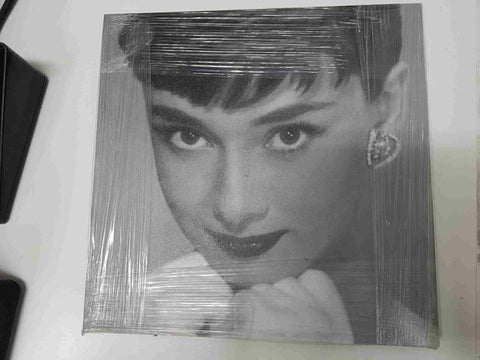 Cuadro de madera: con foto en blanco y negro de Audrey Hepburn