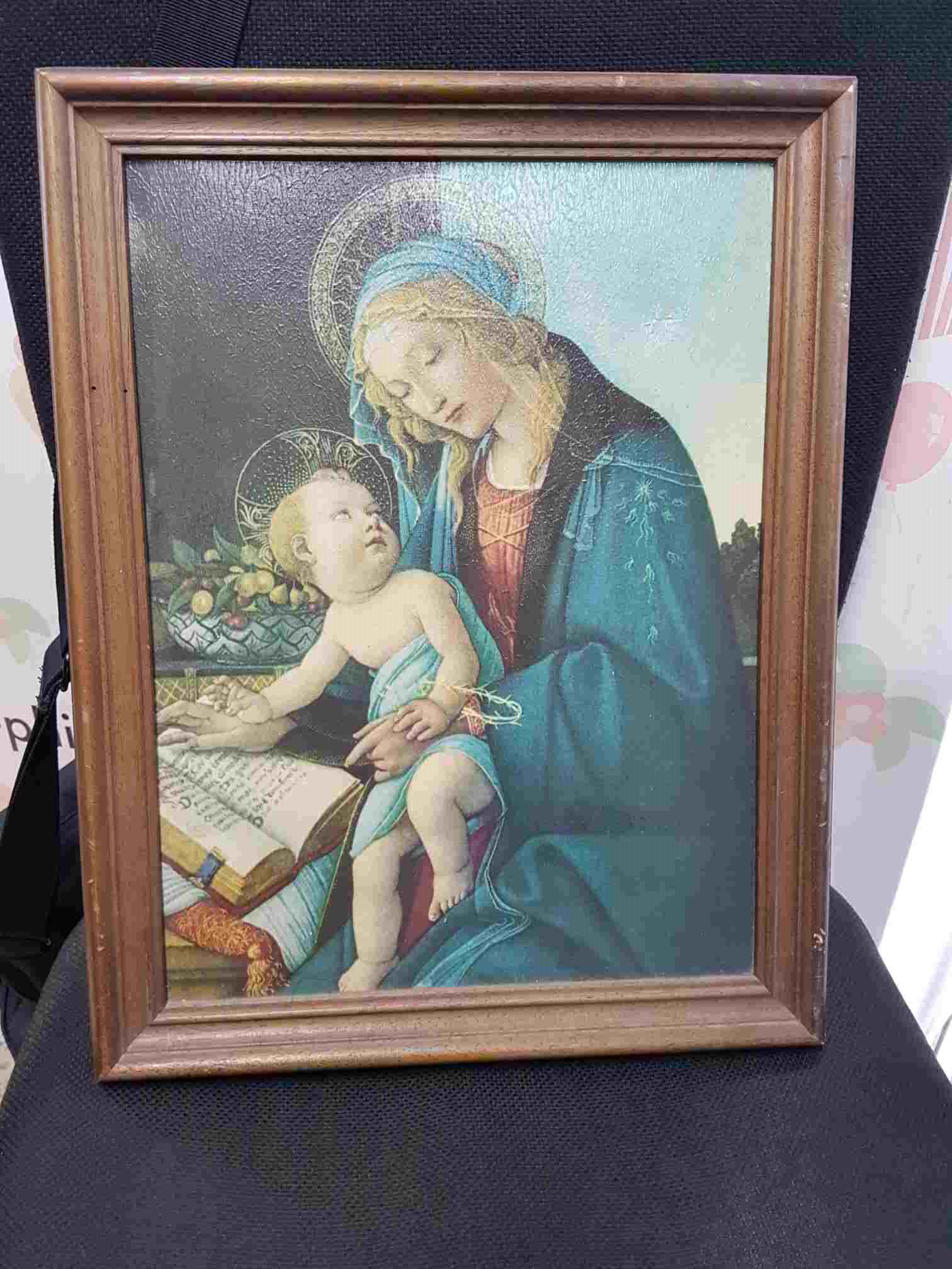 Cuadro: Lienzo impreso con marco de madera, representando la Virgen Maria y al niño Jesus