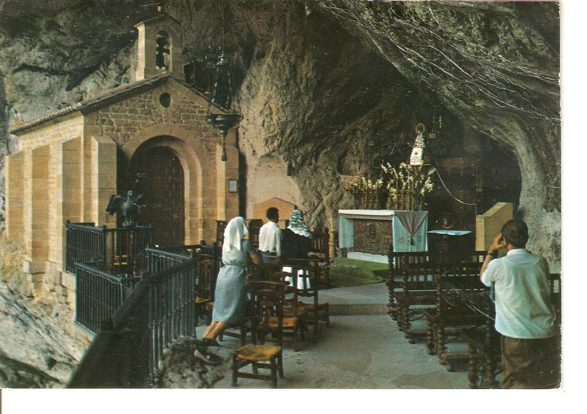 Postal 038125 : Covadonga (Asturias). Interior de la gruta