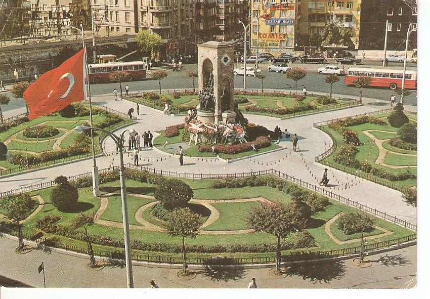 Postal 045997 : Istanbul ve Guzellikleri. Taksim et le Menument de la Rebublique