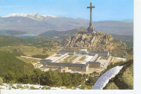 Postal 049882 : Santa Cruz del Valle de los Caidos. Vista panoramica de la parte posterior del Monumento