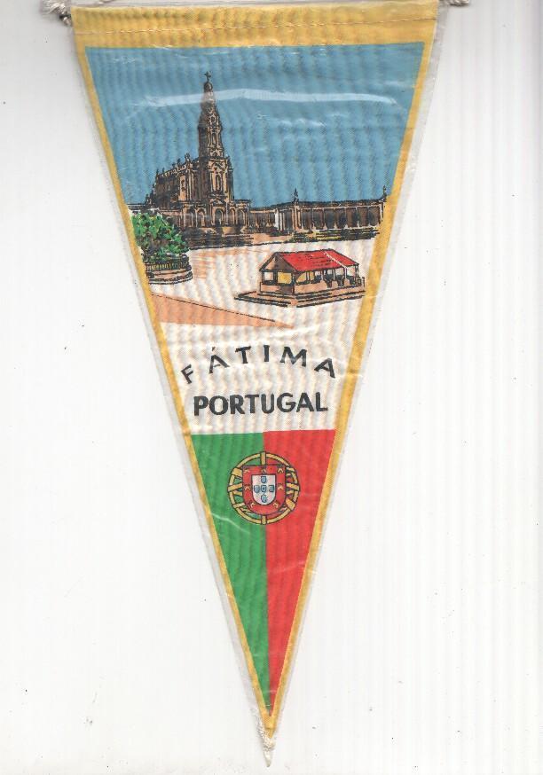 BANDERIN: FATIMA, Portugal - Vista del Santuario de Fatima y Bandera de Portugal.
