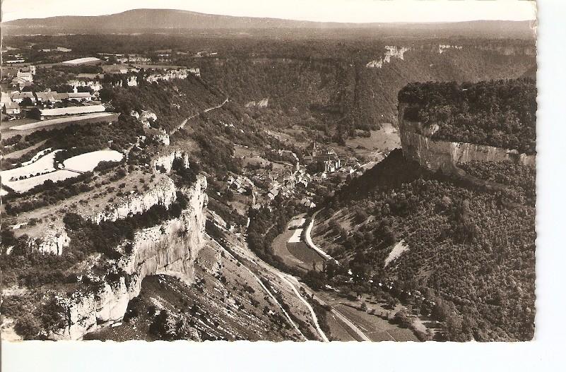 Postal 028985 : Paysages du jura, Cirque de Baume les Messieurs. Le Village, au fond de la Vallee